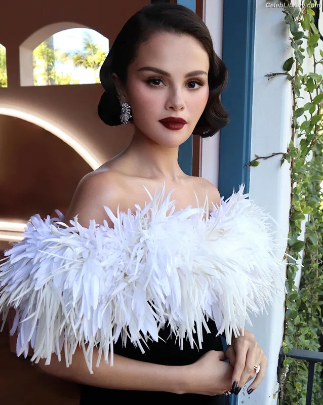 Selena Gomez photo 2 of 3523