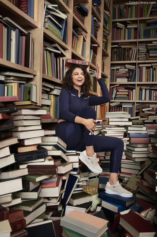 Selena Gomez photo 14 of 3523