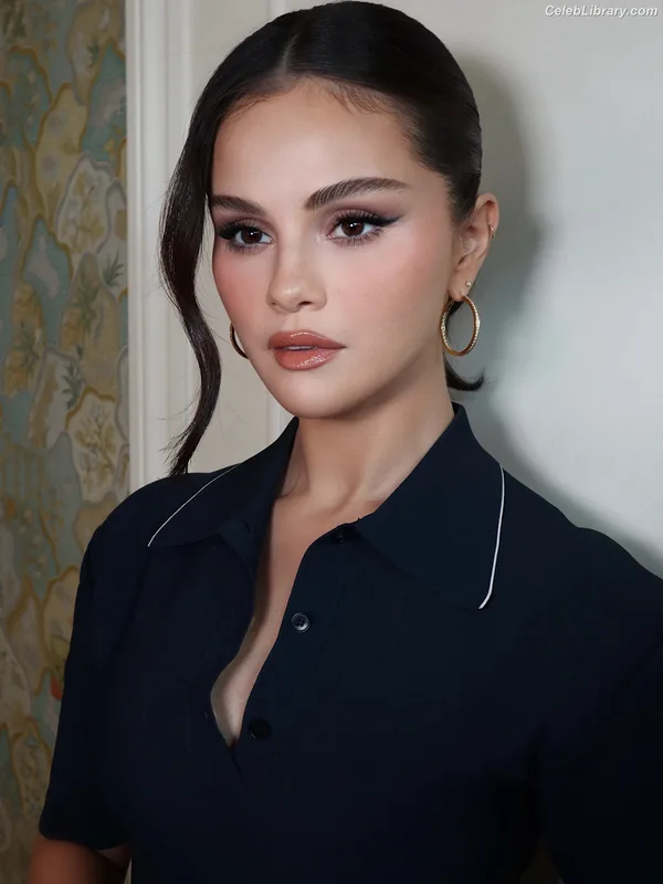 Selena Gomez photo 16 of 3523