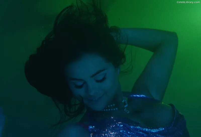 Selena Gomez photo 4 of 3523