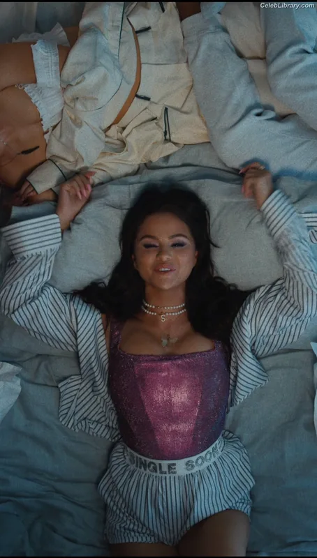 Selena Gomez photo 5 of 3523