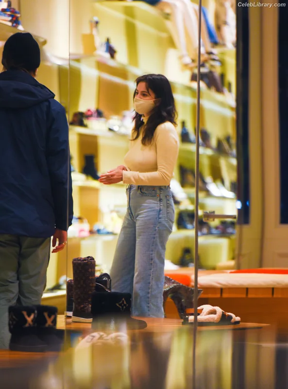 Selena Gomez photo 10 of 3523