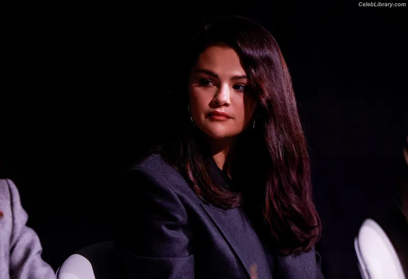 Selena Gomez photo 18 of 3523