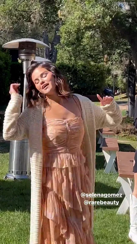 Selena Gomez photo 24 of 3523