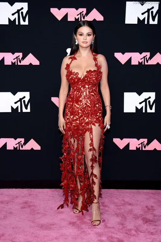 Selena Gomez photo 2 of 3523