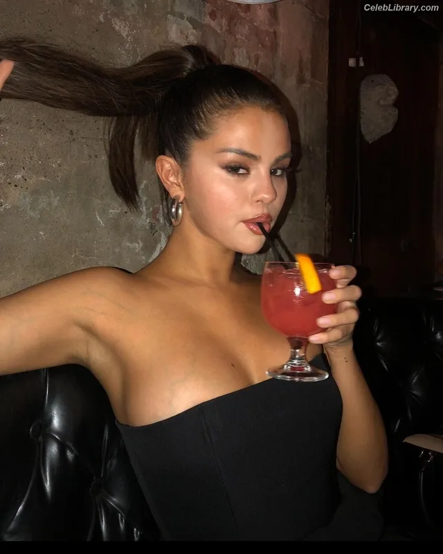Selena Gomez photo 8 of 3523