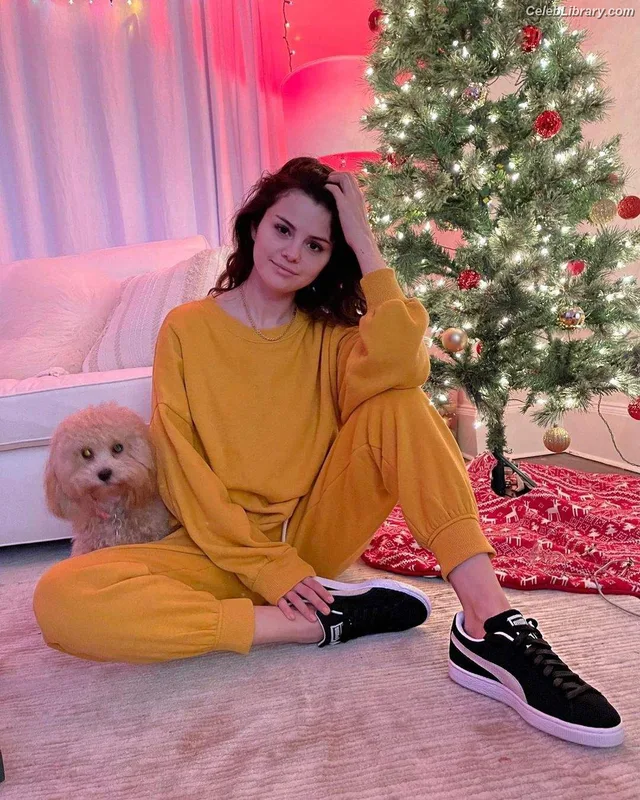 Selena Gomez photo 14 of 3523