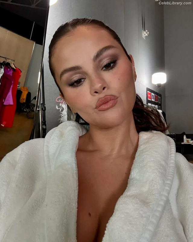 Selena Gomez photo 15 of 3523