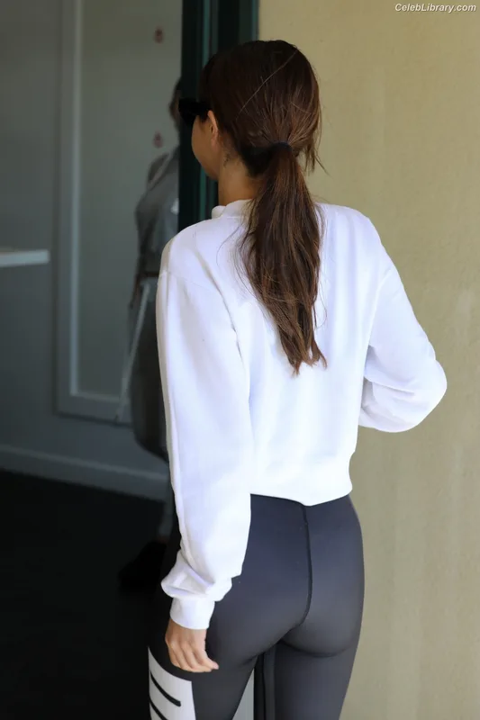 Selena Gomez photo 16 of 3523