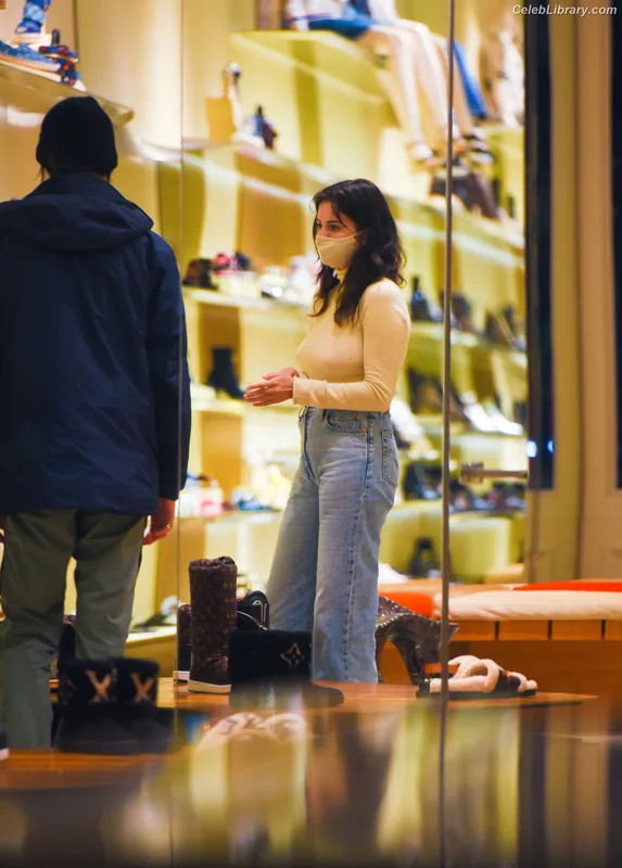 Selena Gomez photo 17 of 3523