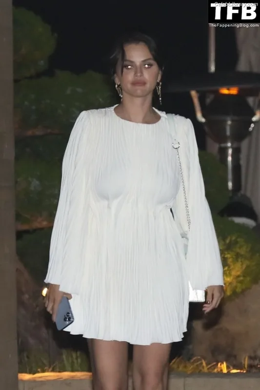 Selena Gomez photo 21 of 3523