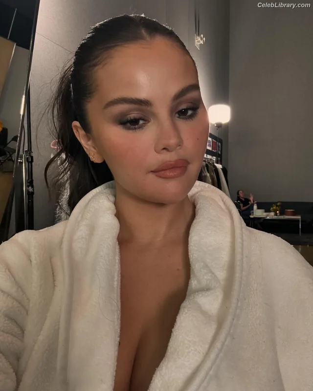 Selena Gomez photo 22 of 3523