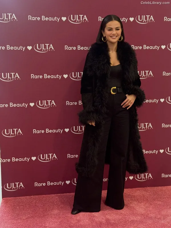 Selena Gomez photo 24 of 3523