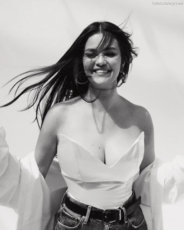 Selena Gomez photo 11 of 3523