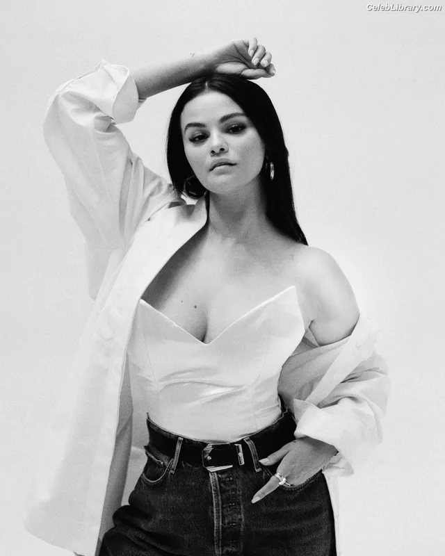 Selena Gomez photo 12 of 3523