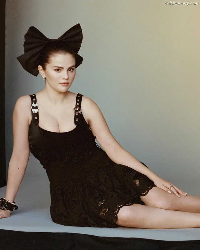 Selena Gomez photo 15 of 3523