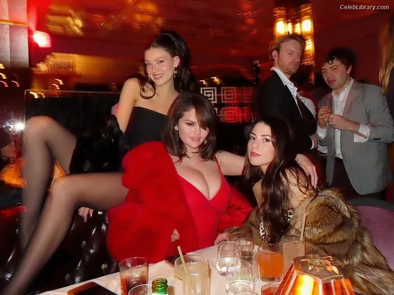 Selena Gomez photo 18 of 3523