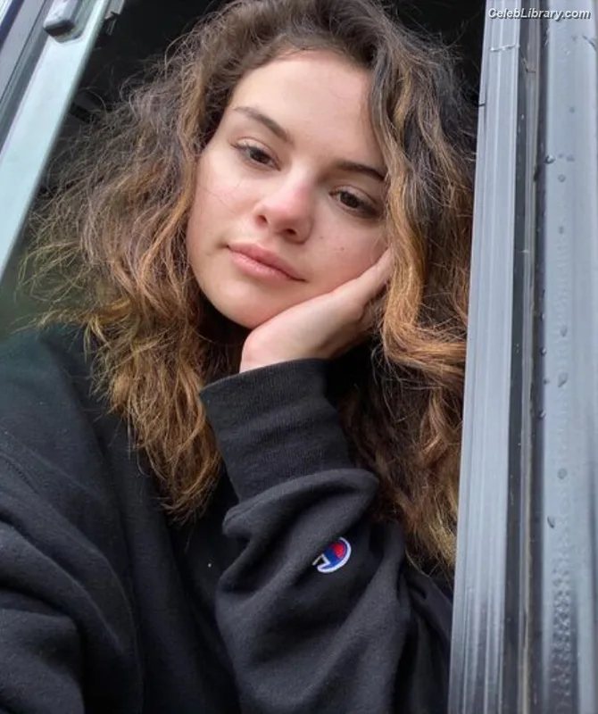 Selena Gomez photo 3 of 3523