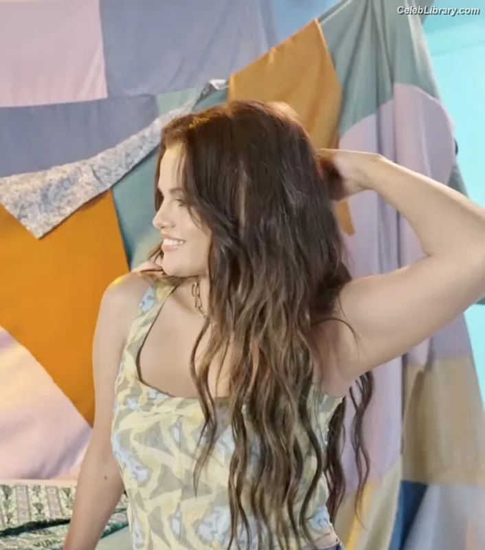 Selena Gomez photo 6 of 3523