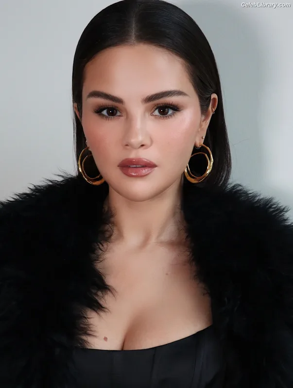 Selena Gomez photo 10 of 3523
