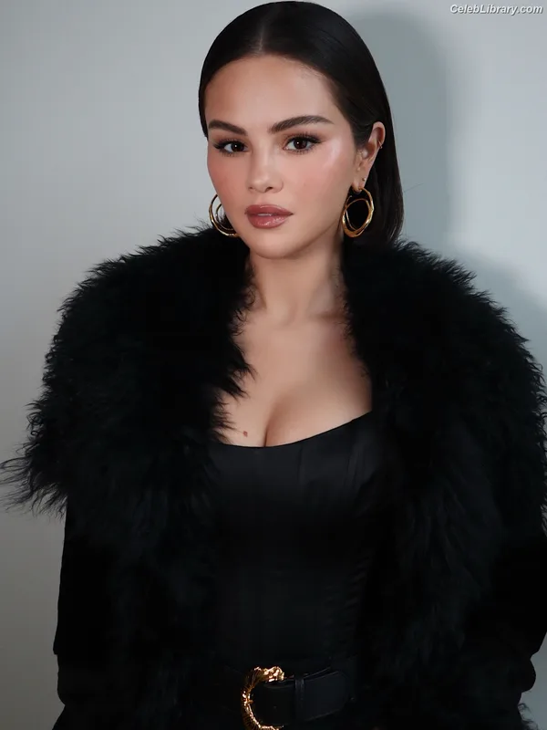 Selena Gomez photo 11 of 3523