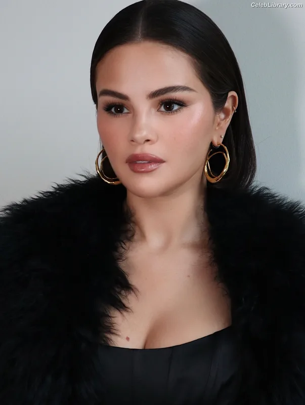 Selena Gomez photo 12 of 3523