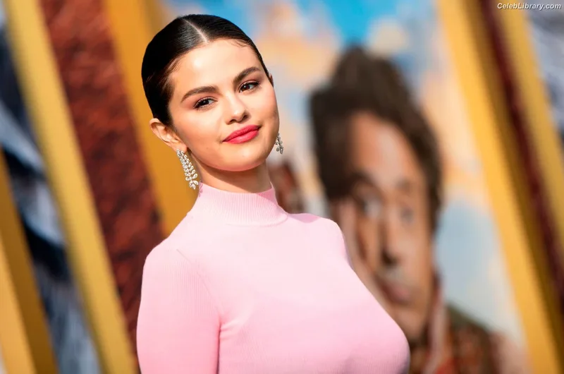 Selena Gomez photo 3 of 3523