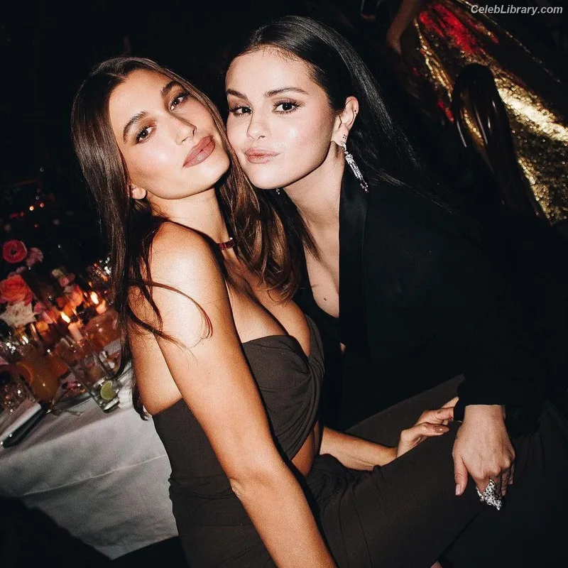 Selena Gomez photo 4 of 3523