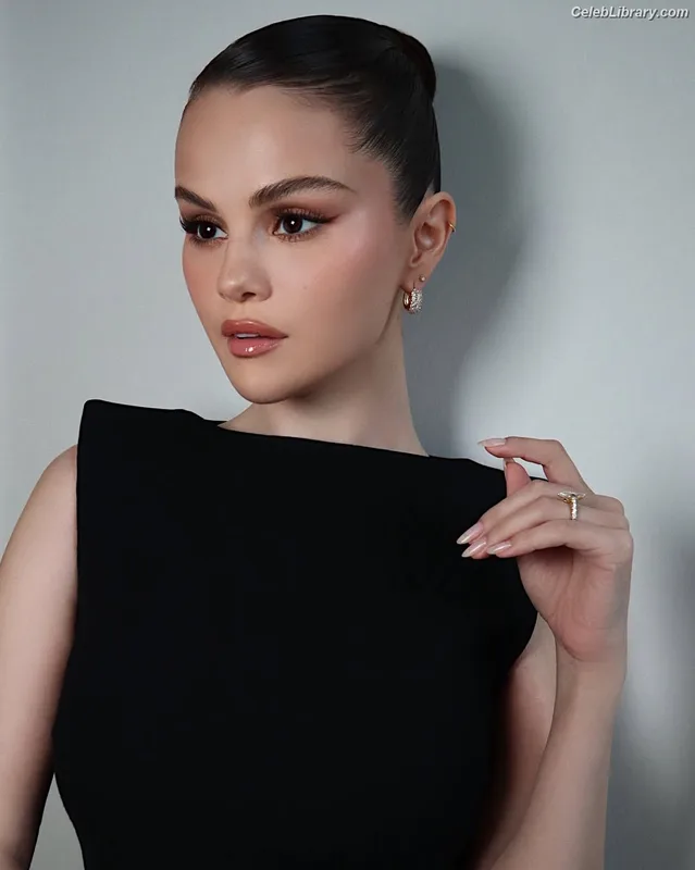 Selena Gomez photo 15 of 3523