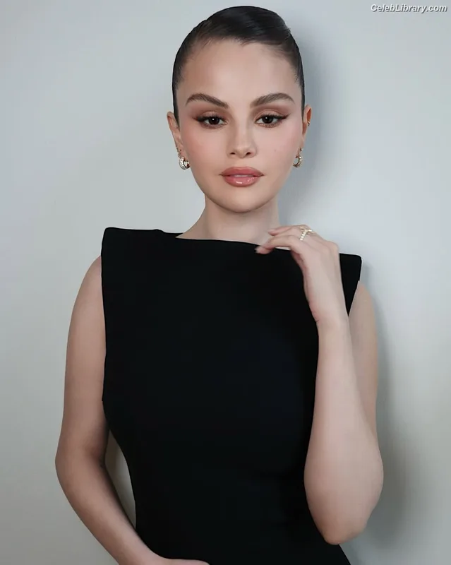 Selena Gomez photo 17 of 3523