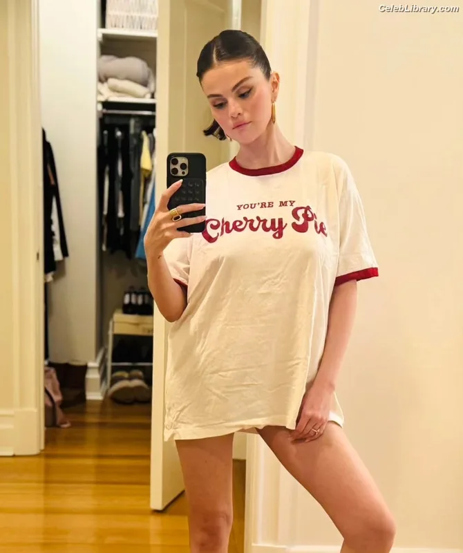Selena Gomez photo 20 of 3523