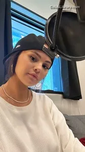 Selena Gomez photo 21 of 3523