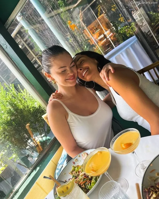 Selena Gomez photo 23 of 3523