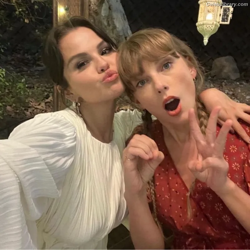 Selena Gomez photo 2 of 3523
