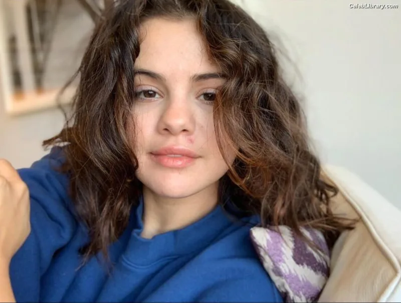 Selena Gomez photo 7 of 3523