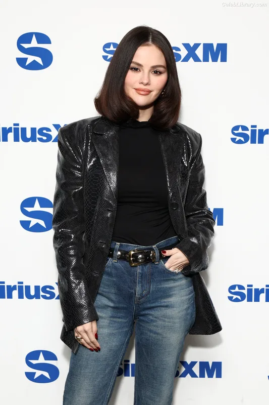 Selena Gomez photo 23 of 3523