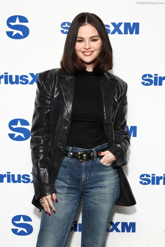 Selena Gomez photo 1 of 3523