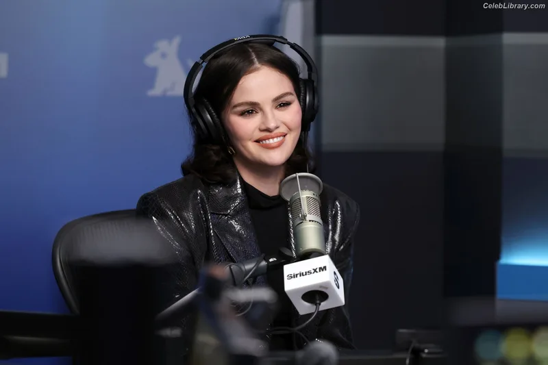 Selena Gomez photo 3 of 3523