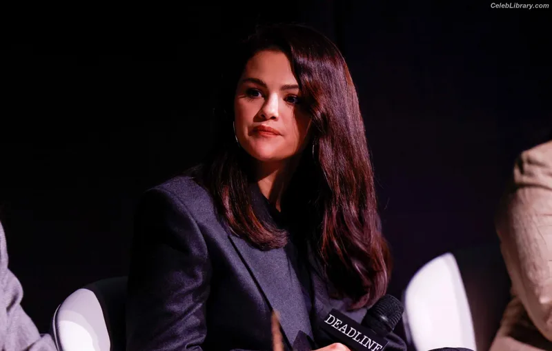 Selena Gomez photo 6 of 3523
