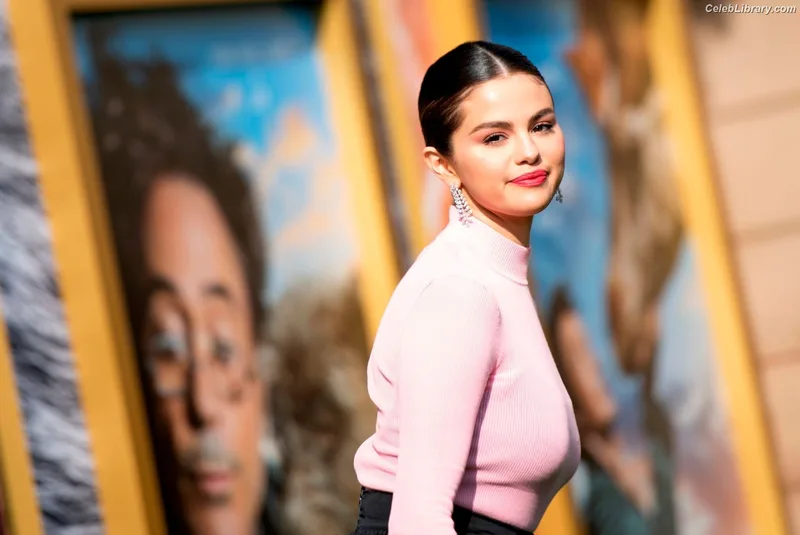 Selena Gomez photo 12 of 3523