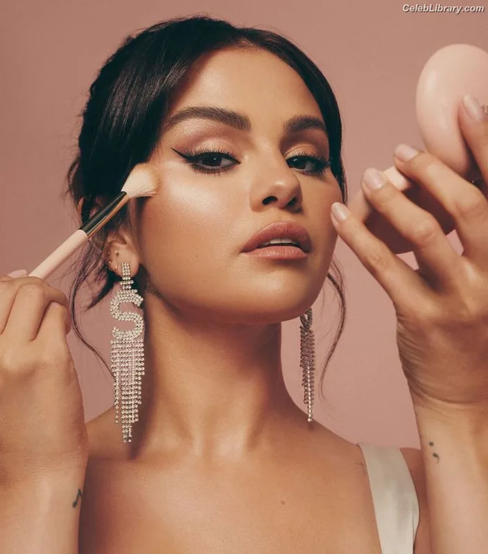 Selena Gomez photo 20 of 3523