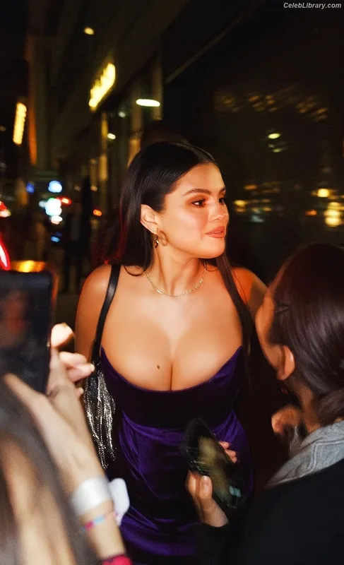 Selena Gomez photo 14 of 3523