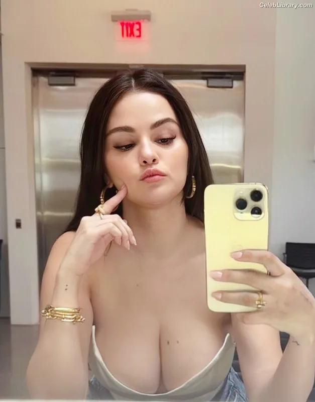 Selena Gomez photo 15 of 3523