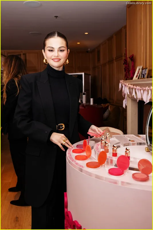 Selena Gomez photo 19 of 3523