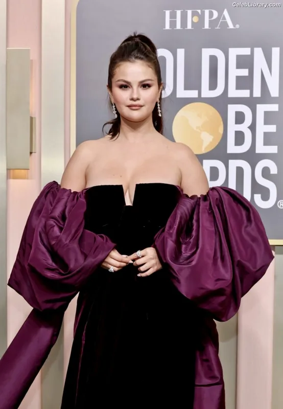 Selena Gomez photo 5 of 3523