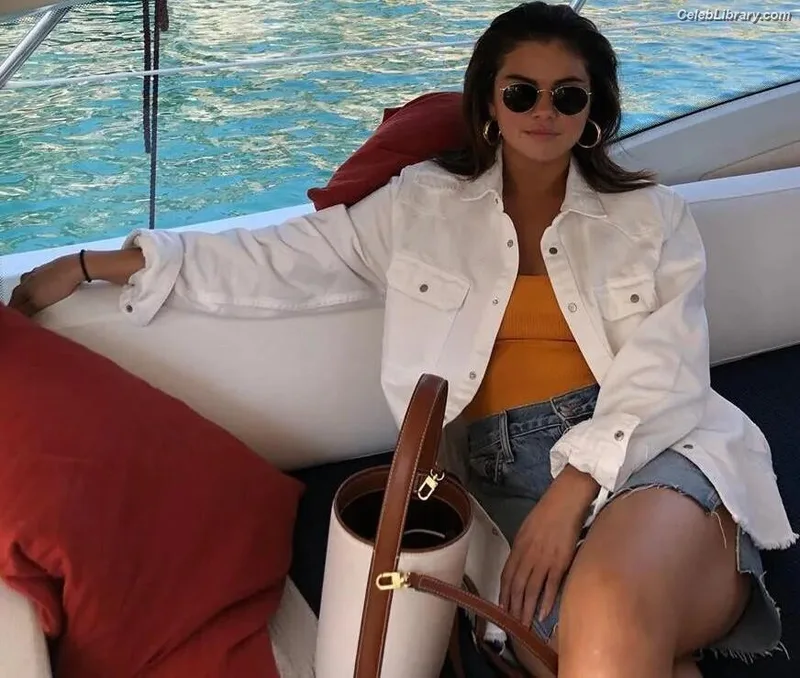 Selena Gomez photo 15 of 3523