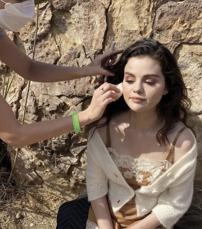 Selena Gomez photo 17 of 3523