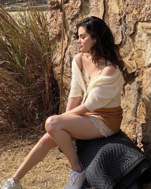 Selena Gomez photo 18 of 3523