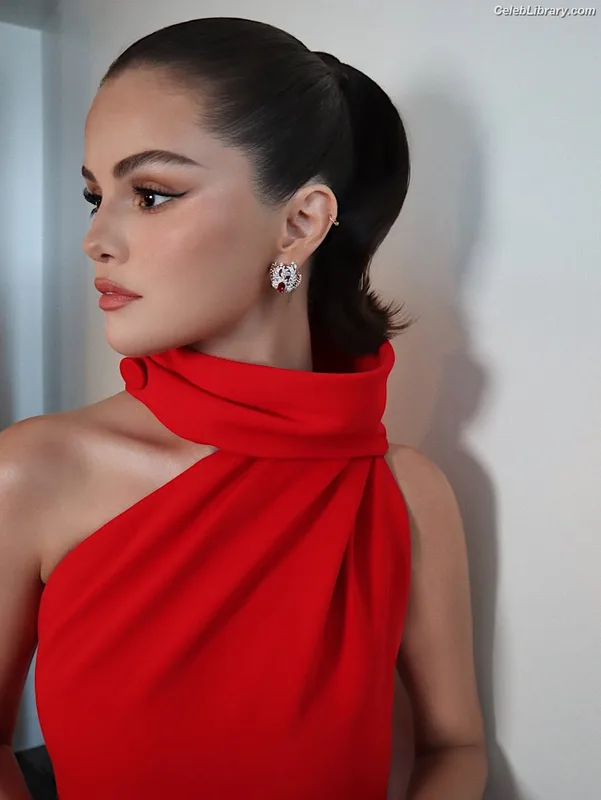 Selena Gomez photo 1 of 3523