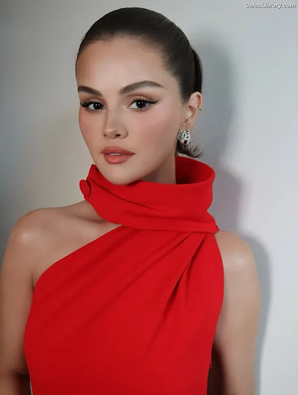 Selena Gomez photo 2 of 3523